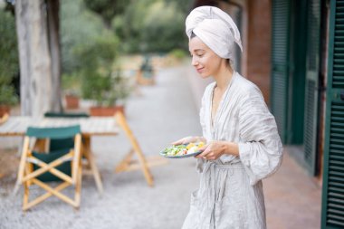 Sabah vakti otelde dinlenirken kahvaltı taşıyan kadın.