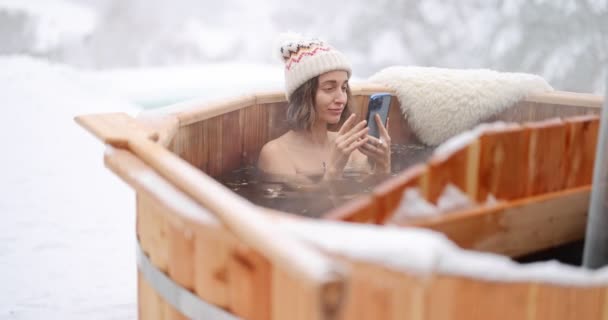 Mujer relajante en baño caliente en las montañas nevadas — Vídeo de stock