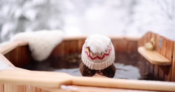 Mujer relajante en baño caliente en las montañas nevadas — Vídeo de stock
