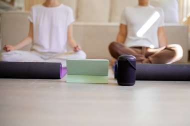 Çiftler yoga yaparken birbirlerine bakarlar.