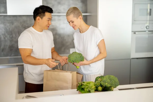 多种族夫妇准备在厨房做饭 — 图库照片