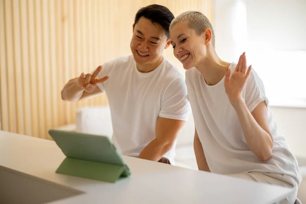 Evde dijital tablet üzerinde görüntülü konuşma yapan çift — Stok fotoğraf