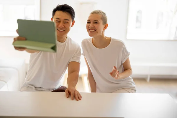 Paar hat Videoanruf auf digitalem Tablet zu Hause — Stockfoto