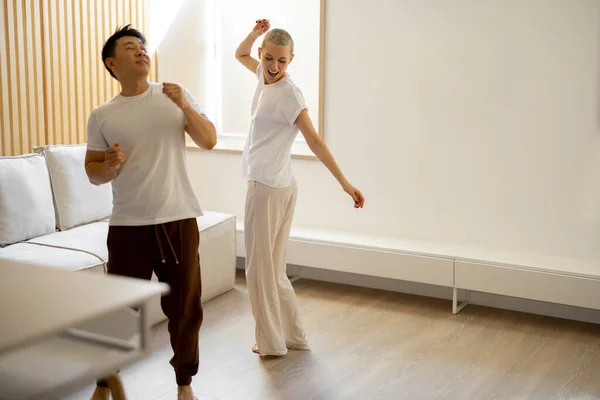 多种族夫妇在家中休息时跳舞 — 图库照片