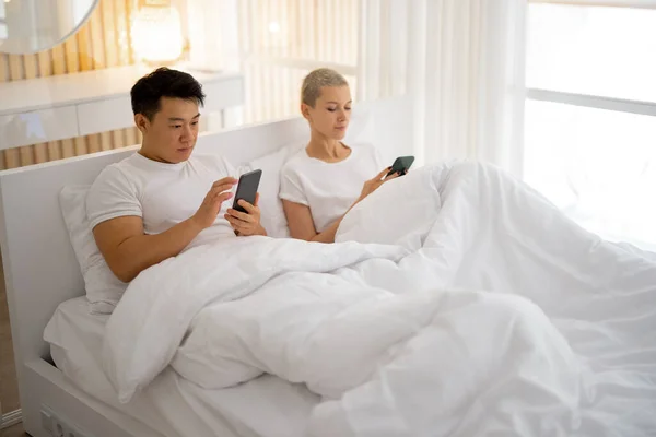 Hombre mostrando algo en el teléfono inteligente a la novia —  Fotos de Stock