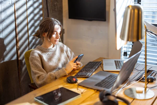 Femme travaille à partir du bureau à domicile confortable — Photo