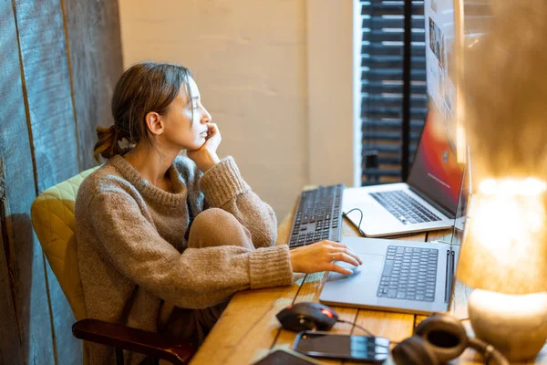 Femme travaille à partir du bureau à domicile confortable — Photo