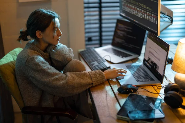 Femme fatiguée travaillant sur un ordinateur portable à la maison pendant la nuit — Photo