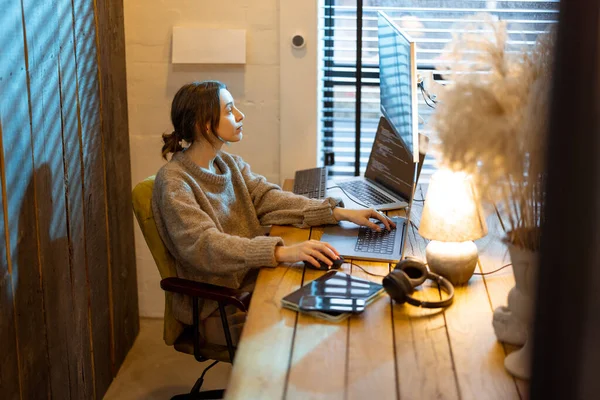 Woman works from cozy home office — Stock Photo, Image