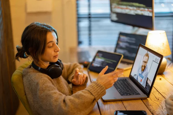 Femme parlant en ligne avec un collègue masculin au bureau à domicile — Photo