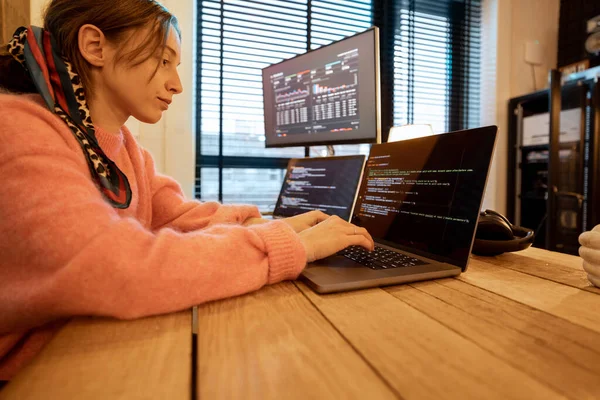 Programmeuse écrivant le code de programmation à la maison confortable lieu de travail — Photo