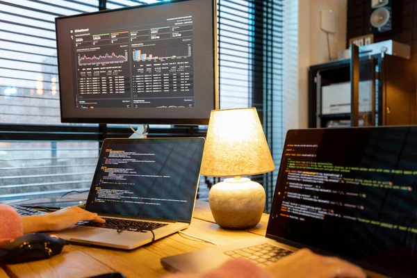 Programadora femenina escribiendo código de programación en un acogedor lugar de trabajo en casa — Foto de Stock