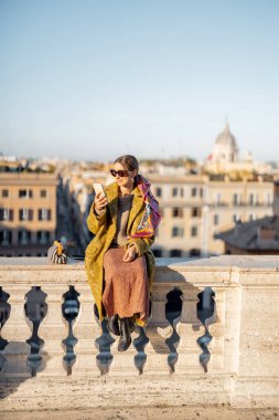 Roma 'nın güzel sabah manzarasının tadını çıkaran kadın.