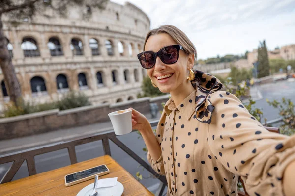 Nő a Colosseum előtti szabadtéri kávézóban Rómában, Olaszországban — Stock Fotó