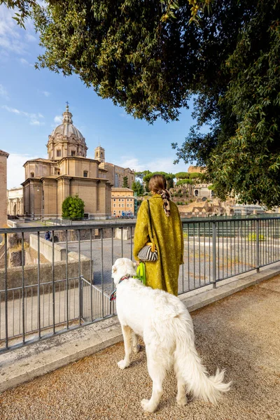 Mujer pasea con su perro en el centro de Roma — Foto de Stock