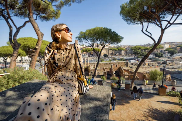 ローマの旧市街からの美しい景色を楽しむ女性 — ストック写真