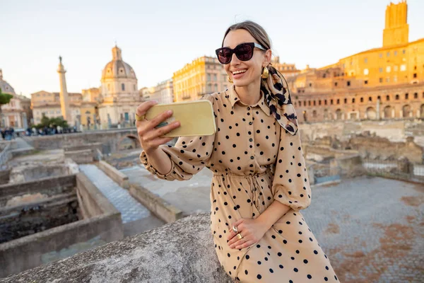 Woman visiting Roman forum, while traveling Rome — Stock Photo, Image