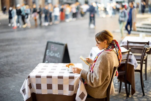 Woman sitting at outdoor cafe near Panthenon temple in Rome — Stock Photo, Image