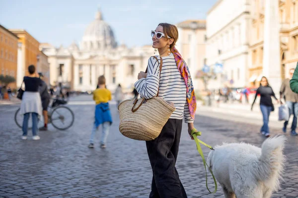 Mujer con estilo pasea con un perro en la calle en Roma —  Fotos de Stock