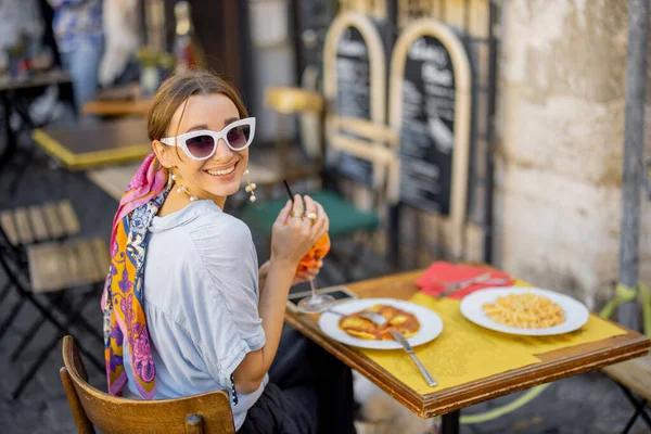 Donna che mangia pasta italiana al ristorante per strada a Roma — Foto Stock