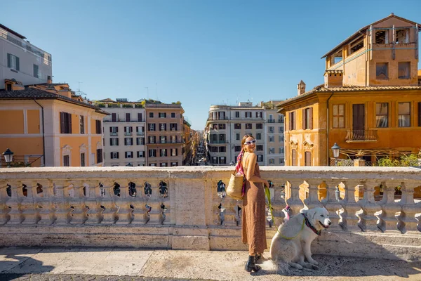 Donna in viaggio con cane a Roma — Foto Stock