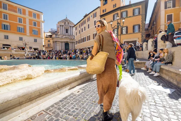 Frau mit Hund in der Nähe des berühmten Trevi-Brunnens in Rom — Stockfoto