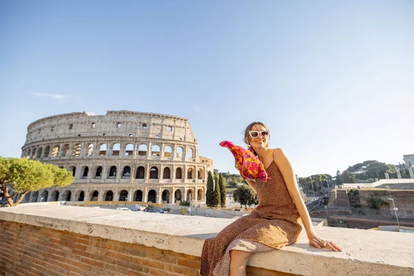 Donna vicino al Colosseo di Roma — Foto Stock