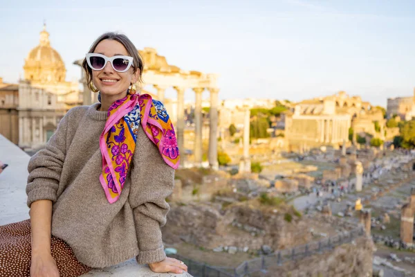 Mujer disfrutando de la vista en el foro romano en Roma —  Fotos de Stock