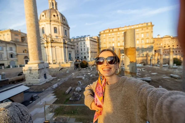 Женщина посещает Римский форум, путешествуя по Риму — стоковое фото