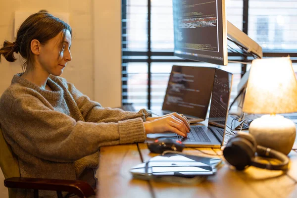 Жінка-програмістка працює з дому — стокове фото