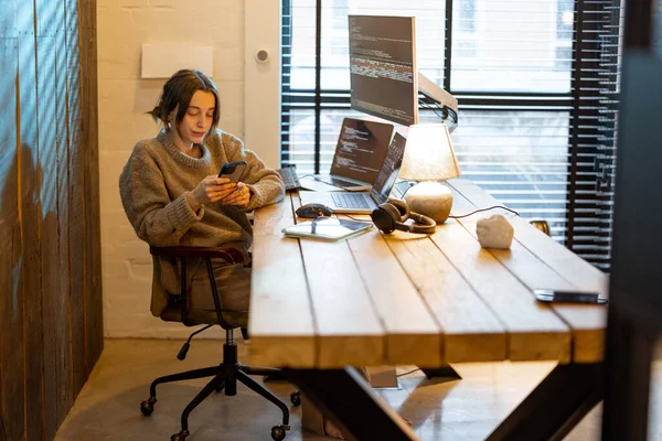 Femme travaille à partir du bureau à domicile confortable — Photo