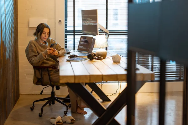 Femme travaille à partir du bureau à domicile confortable — Photo