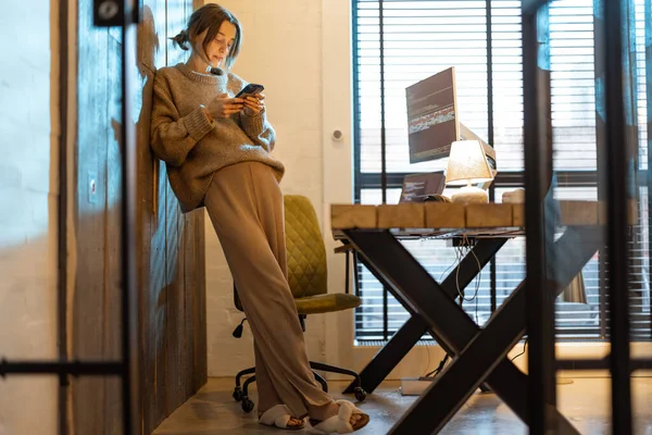 Femme travaille à partir du bureau à domicile confortable — Photo