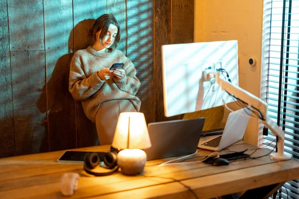 Femme au bureau à la maison la nuit — Photo