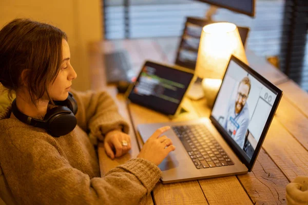 Kvinna pratar online med en manlig kollega på hemmakontoret — Stockfoto