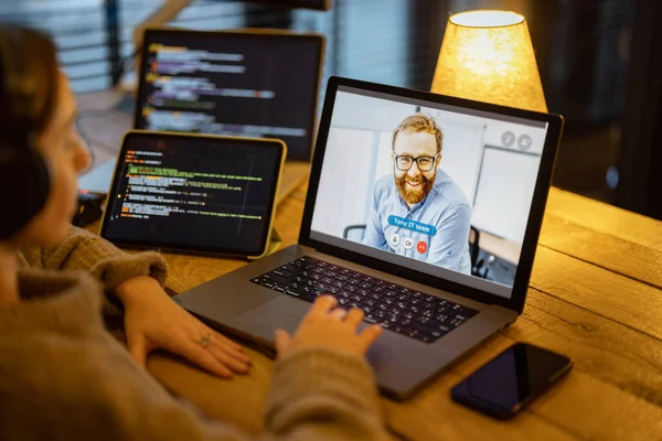 Woman talking online with a male colleague at home office — Stock Photo, Image