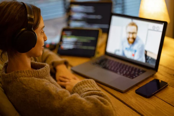 Femme parlant en ligne avec un collègue masculin au bureau à domicile — Photo