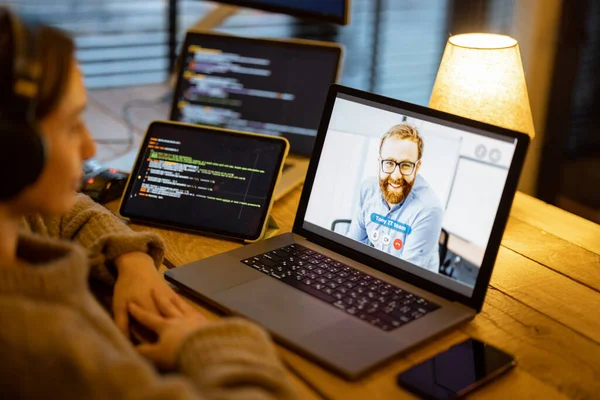 Woman talking online with a male colleague at home office — Stock Photo, Image