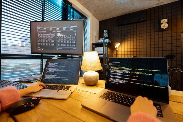 Programmiererin schreibt Programmiercode am gemütlichen Arbeitsplatz zu Hause — Stockfoto