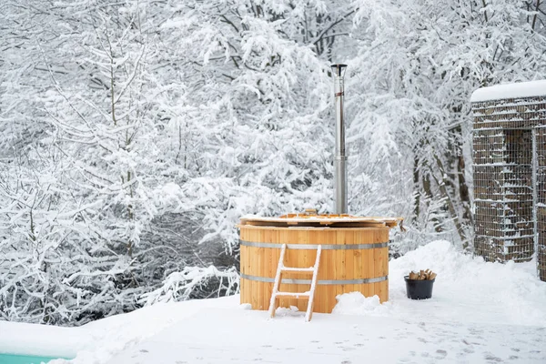 Wooden hot vat on snowy terrace at mountains — Stock Photo, Image
