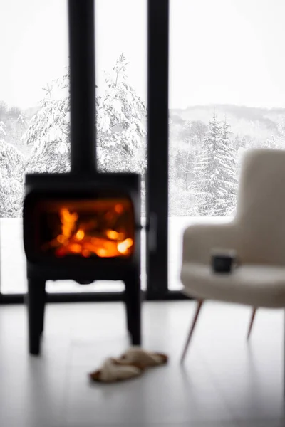 Acogedora sala de estar junto a la chimenea en llamas en las montañas nevadas —  Fotos de Stock