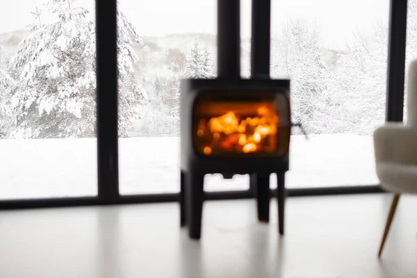 Przytulna przestrzeń mieszkalna przy płonącym kominku w zaśnieżonych górach — Zdjęcie stockowe