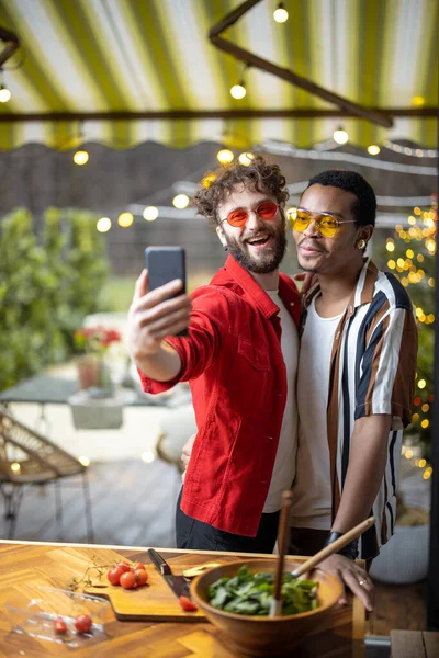 Deux gars élégants et habillés prenant selfie sur le téléphone à l'intérieur — Photo