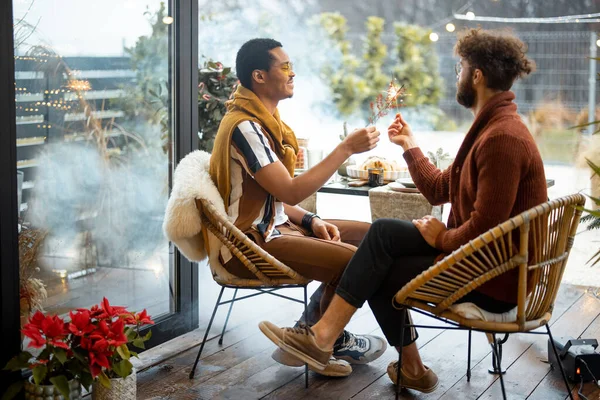 Två manliga vänner firar med tomtebloss på bakgården — Stockfoto