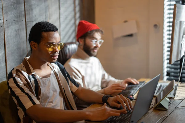 Två män som arbetar med dator på hemmakontoret — Stockfoto
