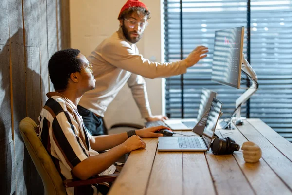 Dois homens trabalhando no computador no escritório em casa — Fotografia de Stock