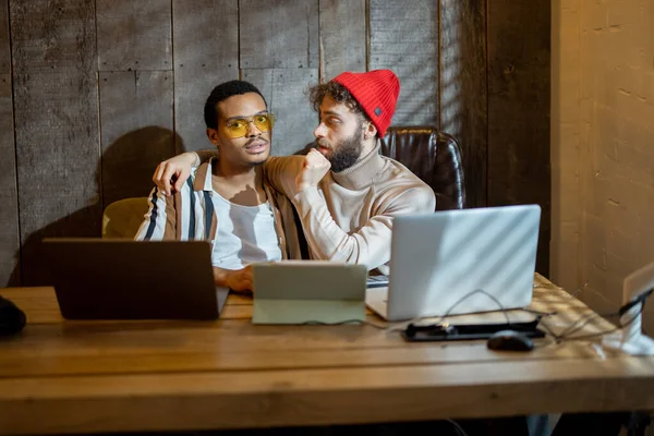 Gay paar werken op computers op home office — Stockfoto
