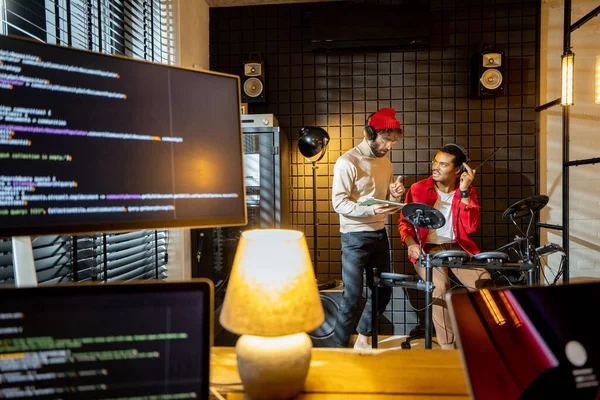 Hommes jouant de la batterie électrique à la maison sstudio — Photo