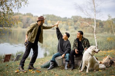 Erkekler beşer beşer verir ve arkadaşlar şuna bakın.