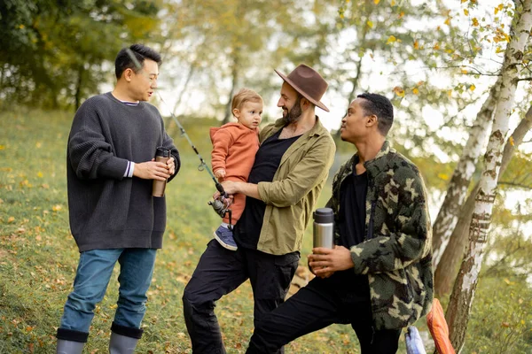 秋天，多种族的男性朋友在大自然中休息 — 图库照片